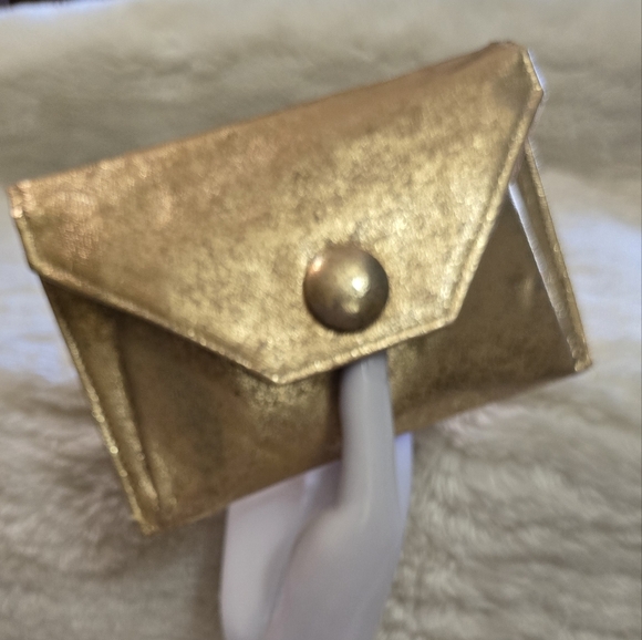 Vintage Gold Makeup Kit Clutch - Picture 16 of 16